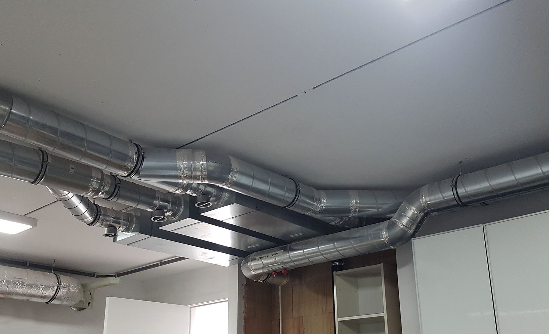 Ventilatie laten plaatsen in een geïsoleerde woning? zeker doen! Ventilatie laten plaatsen in een geïsoleerde woning? zeker doen!